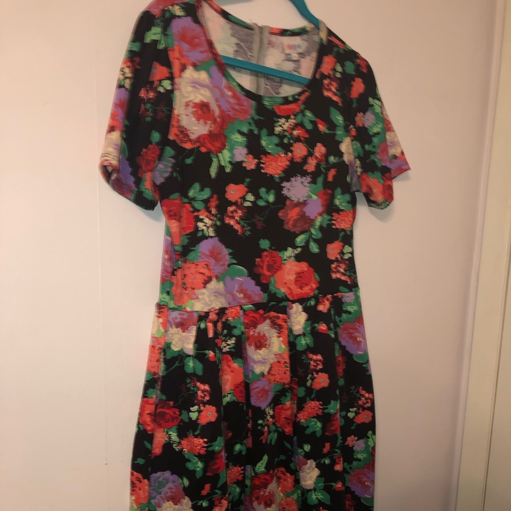 Lularoe flower print Amelia, size 2X. Has pockets!
